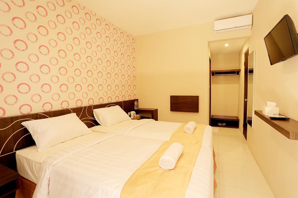 Nutana Hotel Матарам Екстериор снимка
